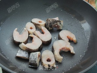 蒜子烧黑鱼的做法步骤：7