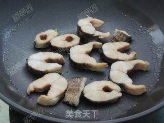 蒜子烧黑鱼的做法步骤：8