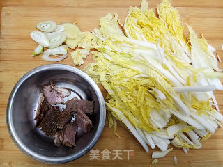 娃娃菜粉丝炖牛肉的做法步骤：2