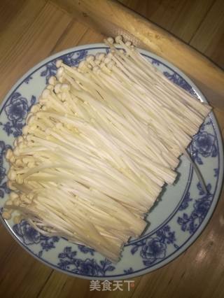 剁椒粉丝蒸金针菇的做法步骤：2