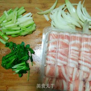 孜然羊肉卷的做法步骤：1