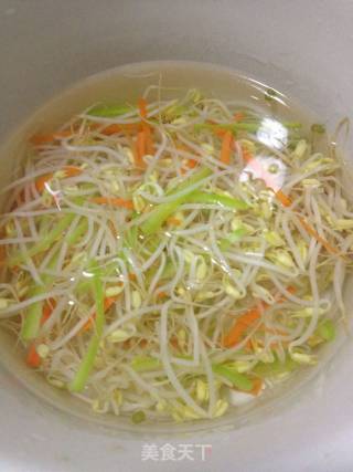 炝拌脆豆芽的做法步骤：4