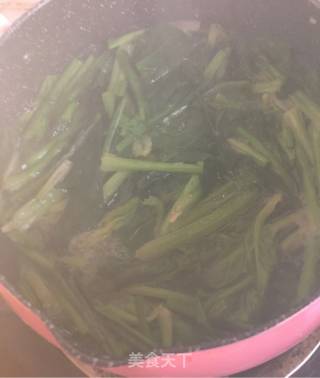 扇贝丁拌菠菜的做法步骤：2
