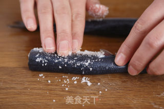 盐烤秋刀鱼的做法步骤：2