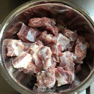 糖醋排骨的做法步骤：1