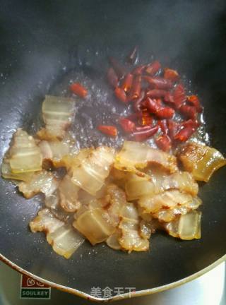 腊肉炒青蒜的做法步骤：2