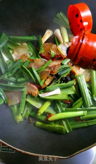 腊肉炒青蒜的做法步骤：4