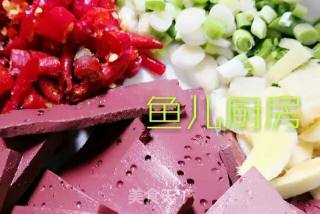 泡椒猪红──“鱼儿厨房”私房菜的做法步骤：2