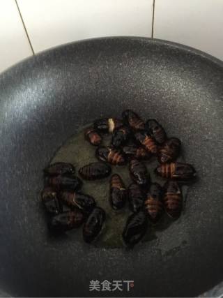 椒盐蚕蛹的做法步骤：2