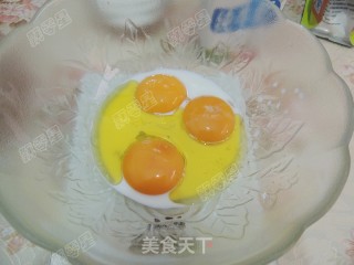 分蛋海绵小蛋糕的做法步骤：2
