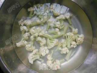 花菜肉片炖腐竹的做法步骤：2