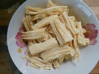 花菜肉片炖腐竹的做法步骤：4