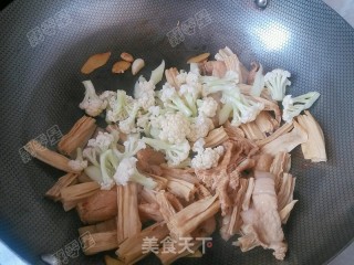 花菜肉片炖腐竹的做法步骤：10