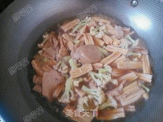 花菜肉片炖腐竹的做法步骤：13