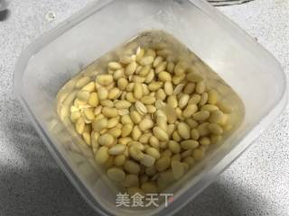 韭菜末炒黄豆的做法步骤：1
