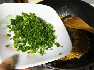 韭菜末炒黄豆的做法步骤：11