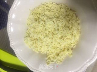 快手早餐－海鲜拌面的做法步骤：2