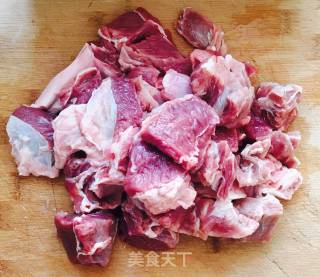 红烧牛肉炖土豆的做法步骤：1