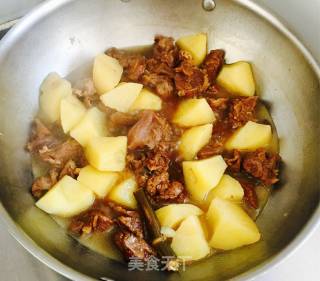 红烧牛肉炖土豆的做法步骤：8