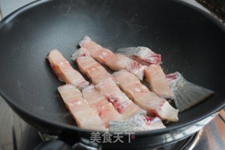 脆肉鲩鱼骨焖鸡的做法步骤：4