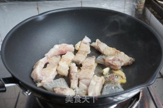 脆肉鲩鱼骨焖鸡的做法步骤：5