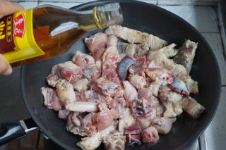 脆肉鲩鱼骨焖鸡的做法步骤：7