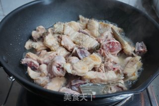 脆肉鲩鱼骨焖鸡的做法步骤：8