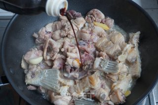 脆肉鲩鱼骨焖鸡的做法步骤：9