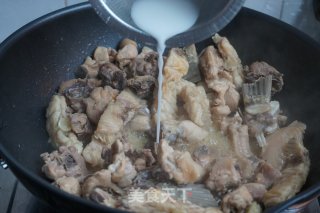 脆肉鲩鱼骨焖鸡的做法步骤：11