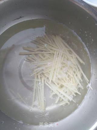 土豆丝的做法步骤：2