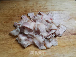 蒜苗回锅肉的做法步骤：2
