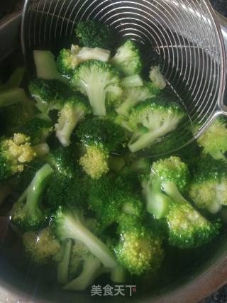 素炒西蓝花的做法步骤：4