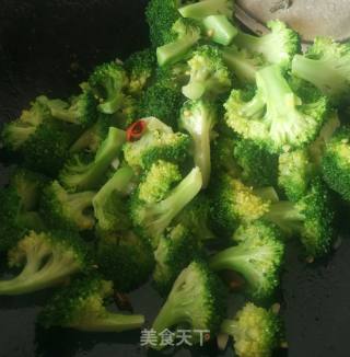 素炒西蓝花的做法步骤：7