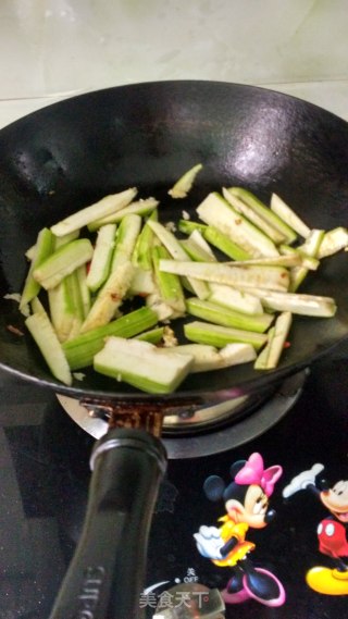 蛋香丝瓜面的做法步骤：2