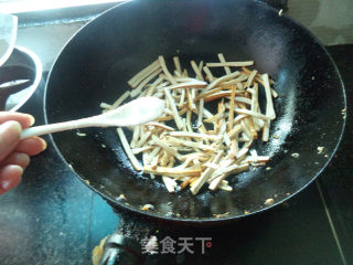 芹菜鱿鱼豆腐丝的做法步骤：5