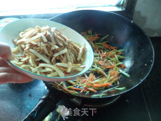 芹菜鱿鱼豆腐丝的做法步骤：9