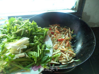 芹菜鱿鱼豆腐丝的做法步骤：11