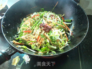 芹菜鱿鱼豆腐丝的做法步骤：12