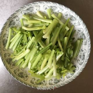 芹菜炒香干的做法步骤：2