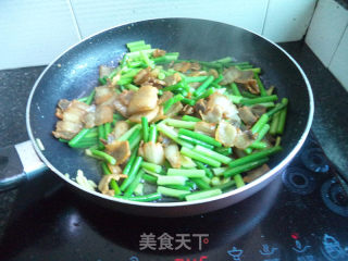 蒜苔炒五花肉的做法步骤：8