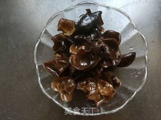 土豆炖木耳的做法步骤：2