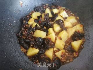 土豆炖木耳的做法步骤：10