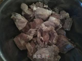 铁锅排骨炖土豆的做法步骤：1