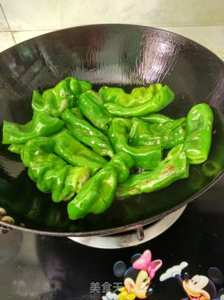 咸蛋黄虎皮椒的做法步骤：3