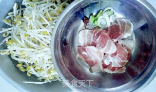 五花肉炒黄豆芽的做法步骤：1