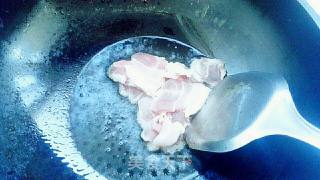 五花肉炒黄豆芽的做法步骤：2