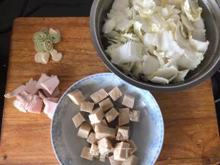 冻豆腐炖白菜的做法步骤：1