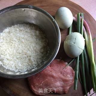 皮蛋瘦肉粥的做法步骤：1