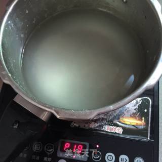皮蛋瘦肉粥的做法步骤：2