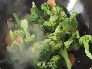 胡萝卜西兰花炒肉片的做法步骤：7